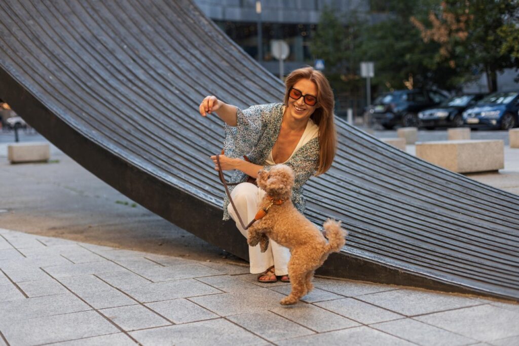 W zestawieniu idealnych okularów przeciwsłonecznych ważna jest równowaga między modą a funkcjonalnością