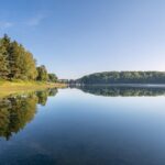 Wybór idealnej lokalizacji pod budowę domu nad jeziorem – poradnik dla inwestorów