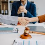 Bezpieczna praca radcy prawnego: Jak ochrona zawodowa działa w rzeczywistości?